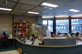 Foto des Lesesaals in der Fachbibliothek 2