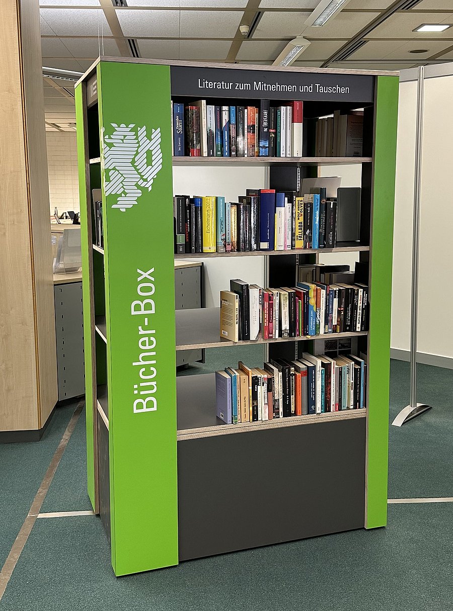 Bücherschrank mit Büchern vor der Zentralen Information