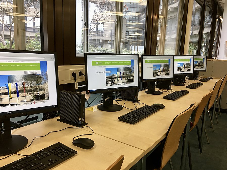Ansicht von mehreren Bibserach-PCs in einer Fachbibliothek