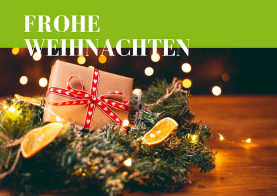 Schriftzug "Frohe Weihnachten" und ein Adventskranz auf dem ein Geschenk liegt