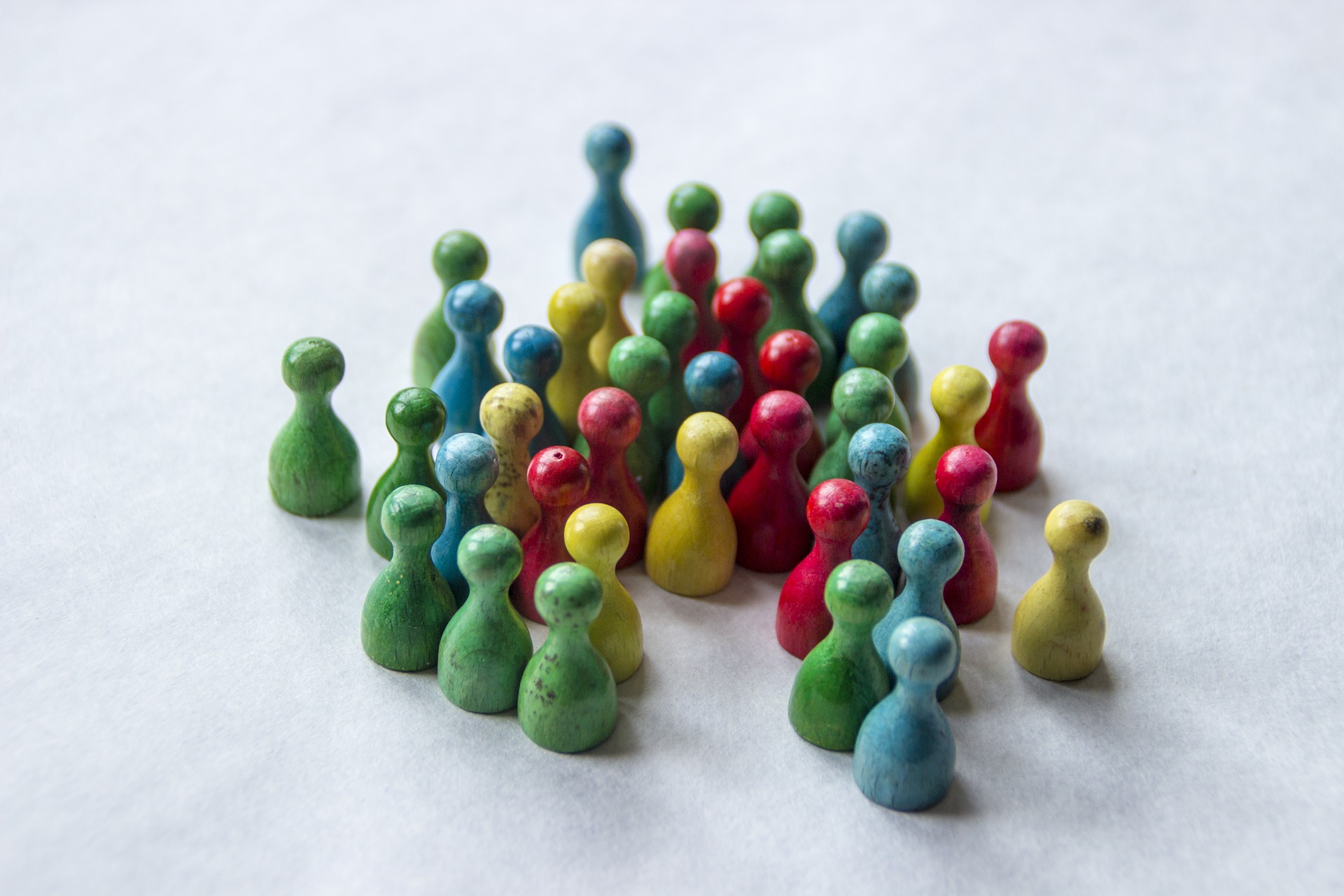 Bunte Spielfiguren symbolisieren eine Gruppe